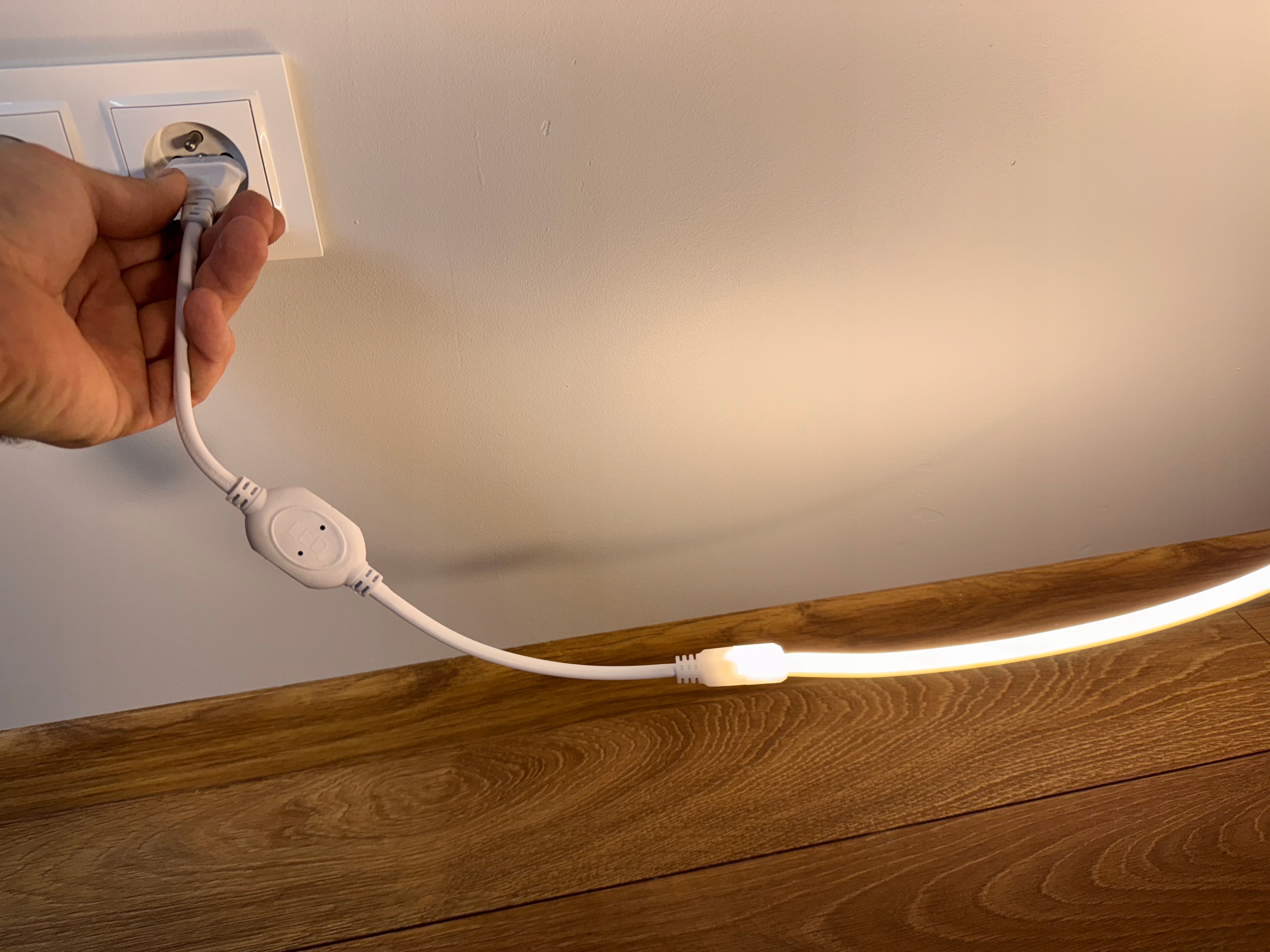 Neon LED 2835 230V 10W Biały Zimny Cięcie co 10 cm 240 LED - obrazek 10