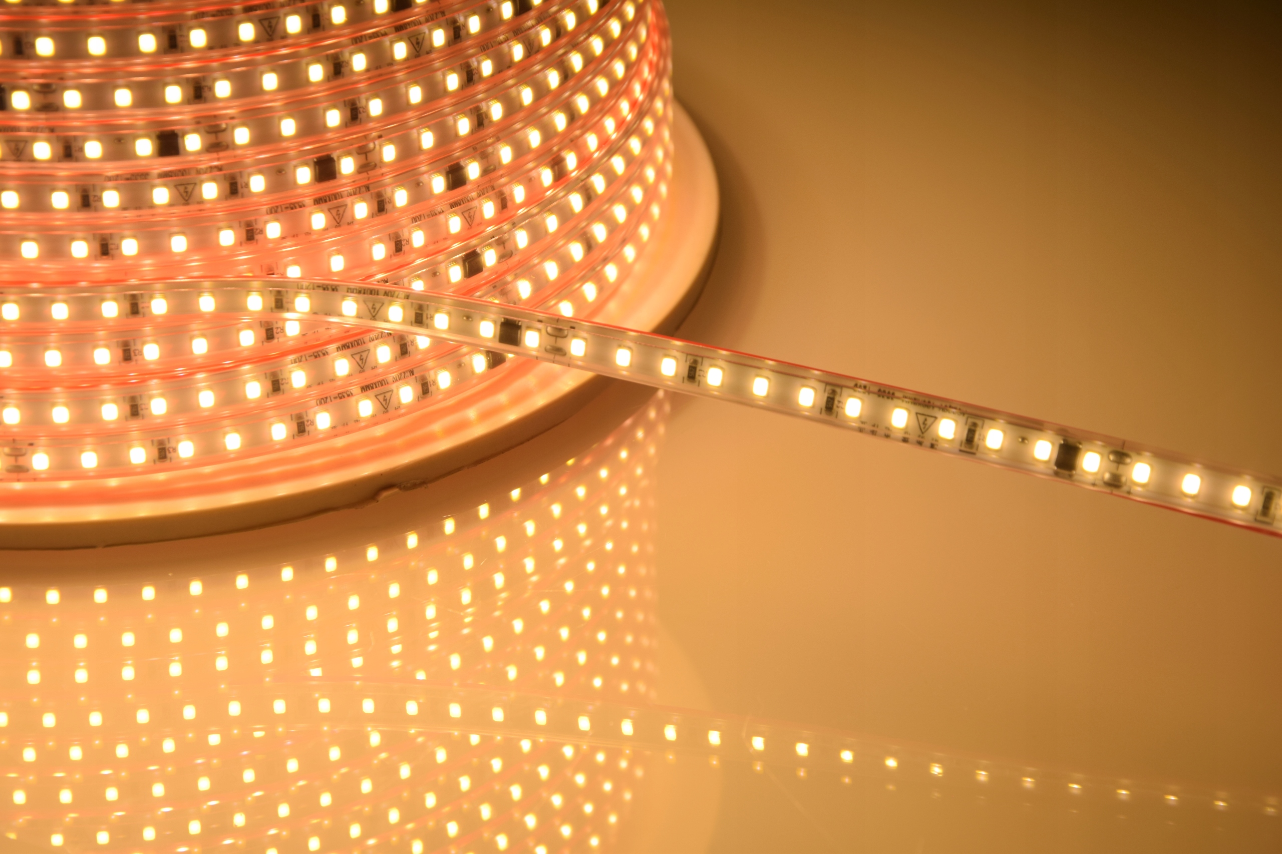 Taśma LED 2835 230V 12W Biała Ciepła Cięta co 10 cm IP67 - obrazek 3