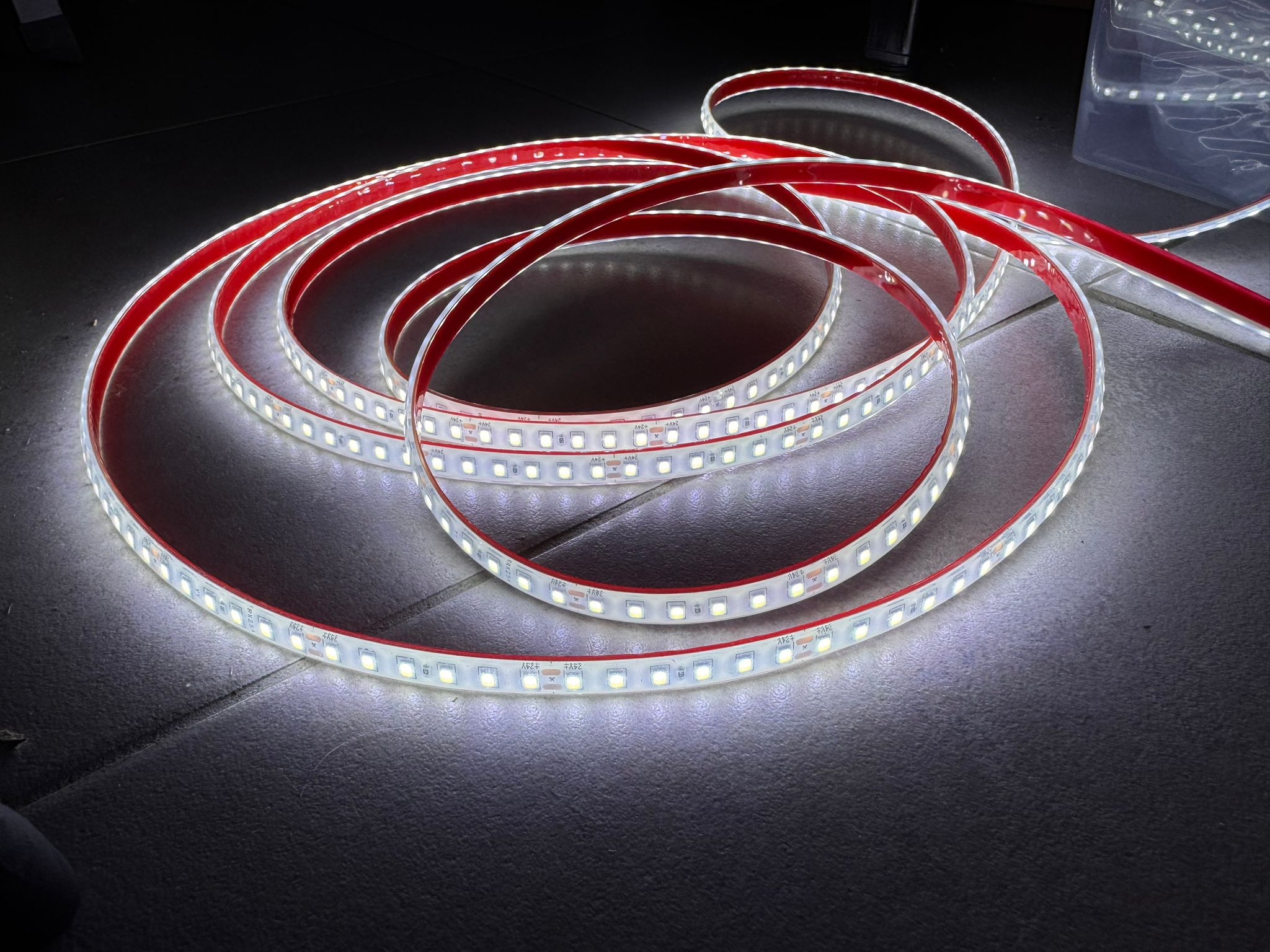 Taśma LED 2835 24V IP68 Zimna 6000K cięta co 5 cm - obrazek 3